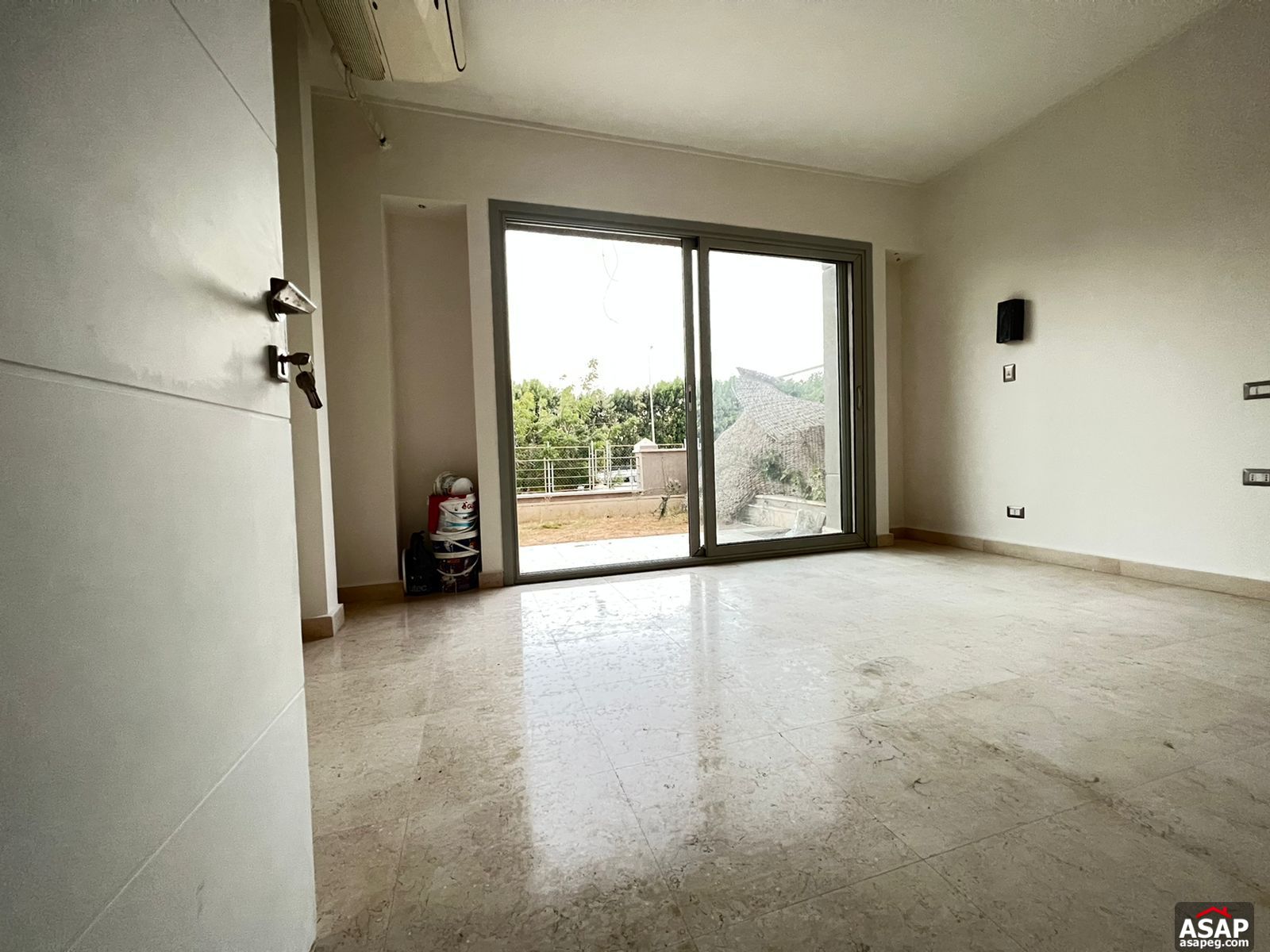 Studio with Garden for Rent in Village Gate Studio with Garden for Rent in Village Gate