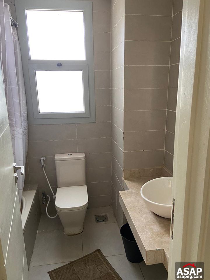 Studio with Private Garden in Village Gate