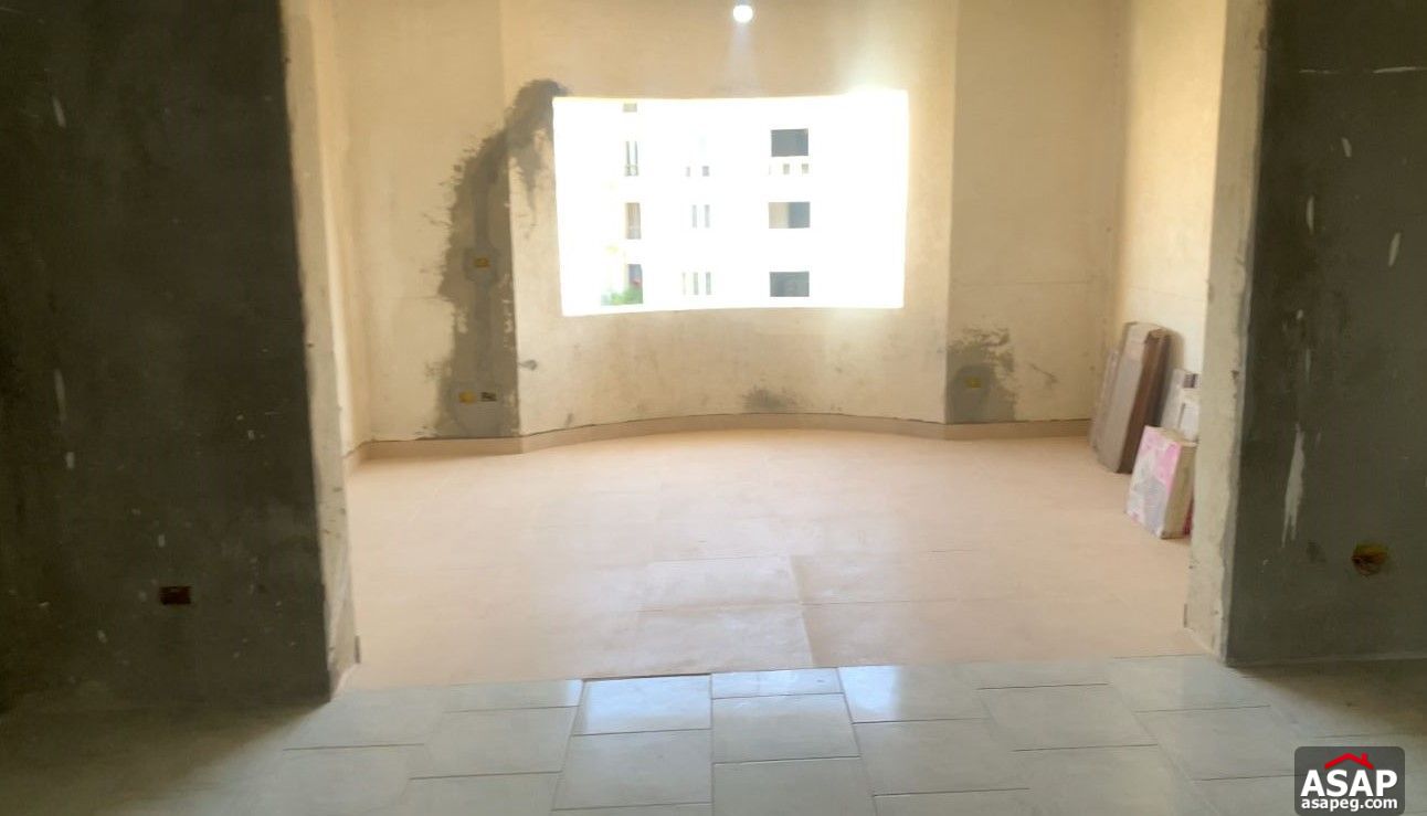 Apartment with Pool View for Sale in Mountain View Hyde Park Apartment with Pool View for Sale in Mountain View Hyde Park