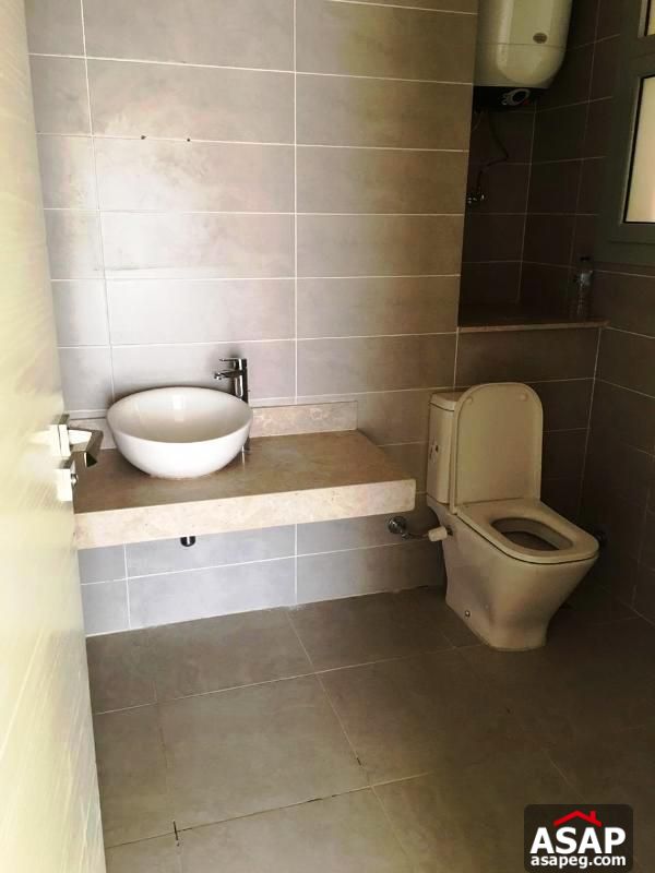 Apartment with Garden in Village Gate