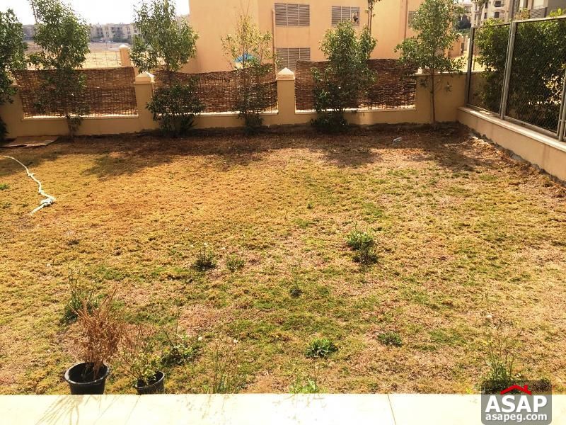 Apartment with Garden in Village Gate