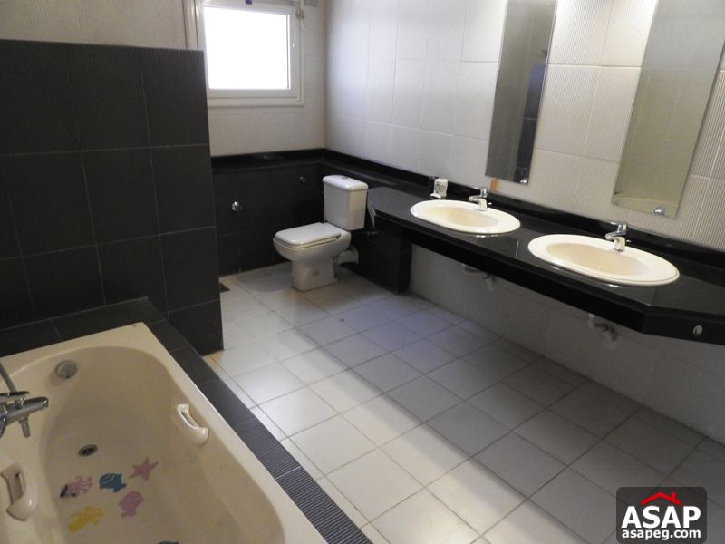 Villa with Swimming Pool in West Golf for Rent