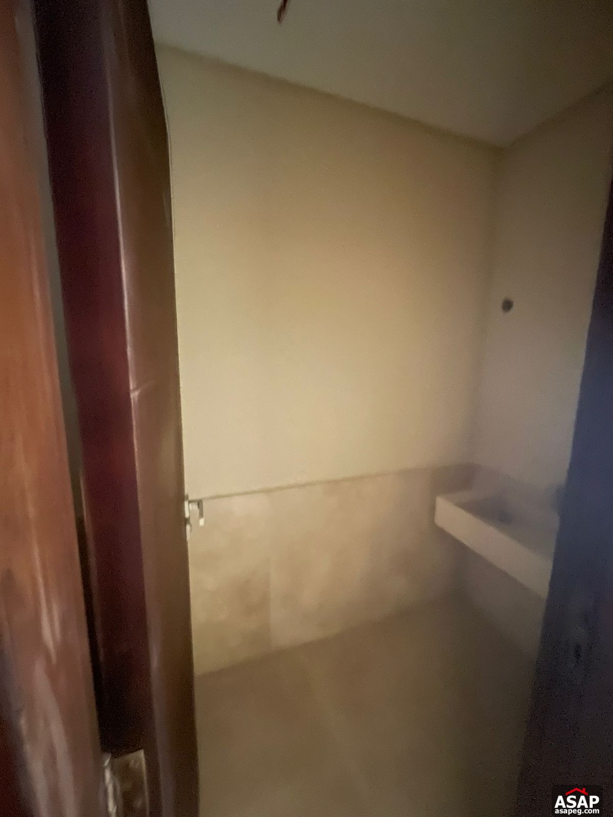 Ground Floor for Sale in 90 Avenue