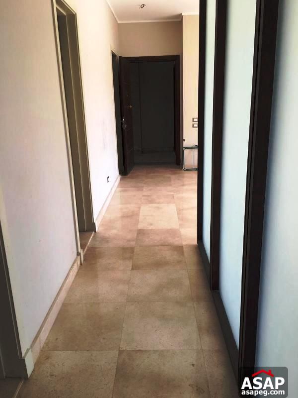 Apartment with Garden in Village Gate