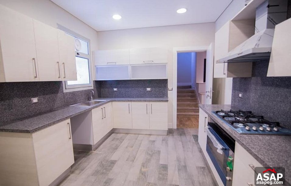 Duplex with Garden for Rent in Village Avenue Duplex with Garden for Rent in Village Avenue