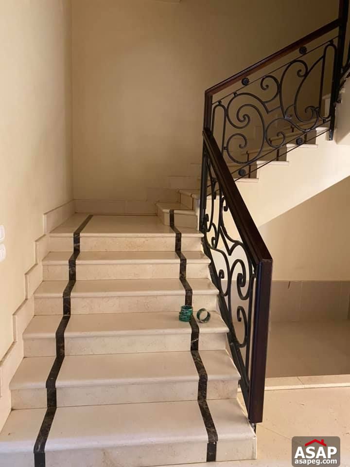 Stand Alone with Swimming Pool for Sale in Beverly Hills