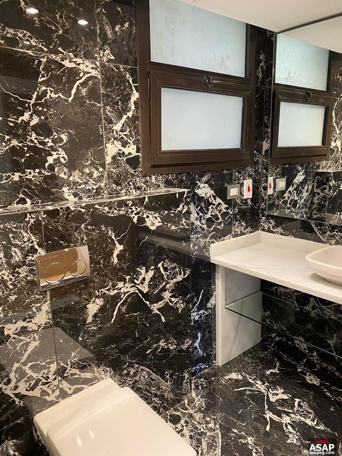 Duplex with Garden or Rent in Eastown Duplex with Garden or Rent in Eastown