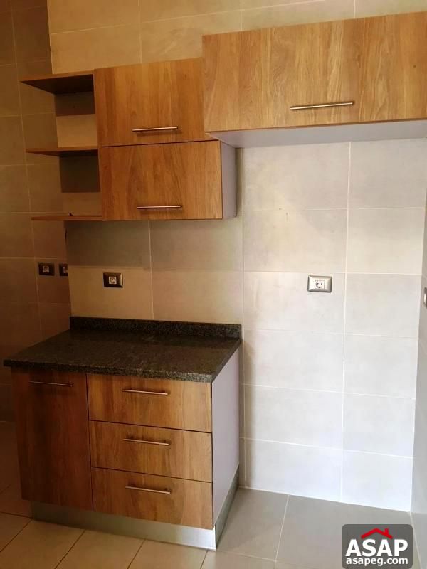 Apartment with Garden in Village Gate