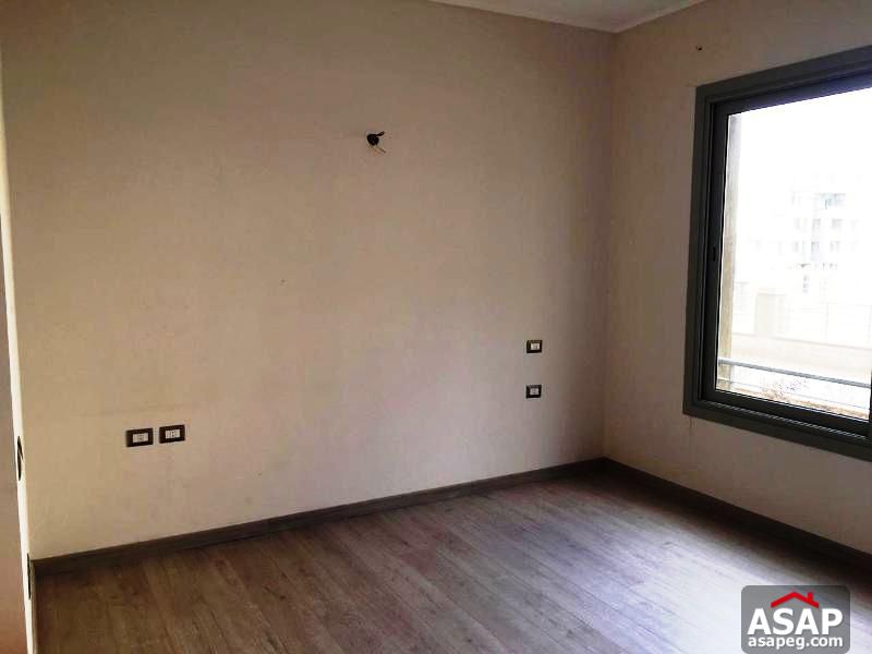 Apartment with Garden in Village Gate