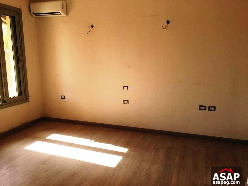 Apartment with Garden in Village Gate