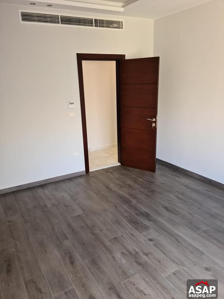 Apartment for Rent in Village Avenue Compound