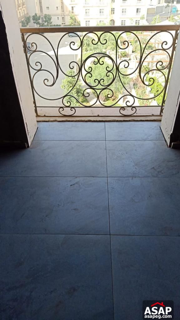 Studio with Garden View for Sale in Hyde Park Studio with Garden View for Sale in Hyde Park