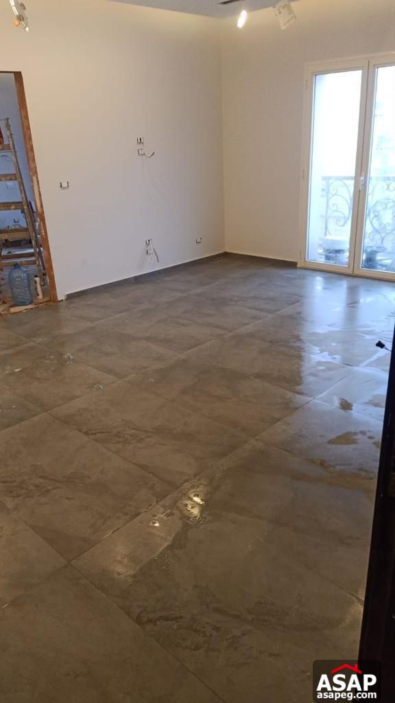 Studio with Garden View for Sale in Hyde Park Studio with Garden View for Sale in Hyde Park