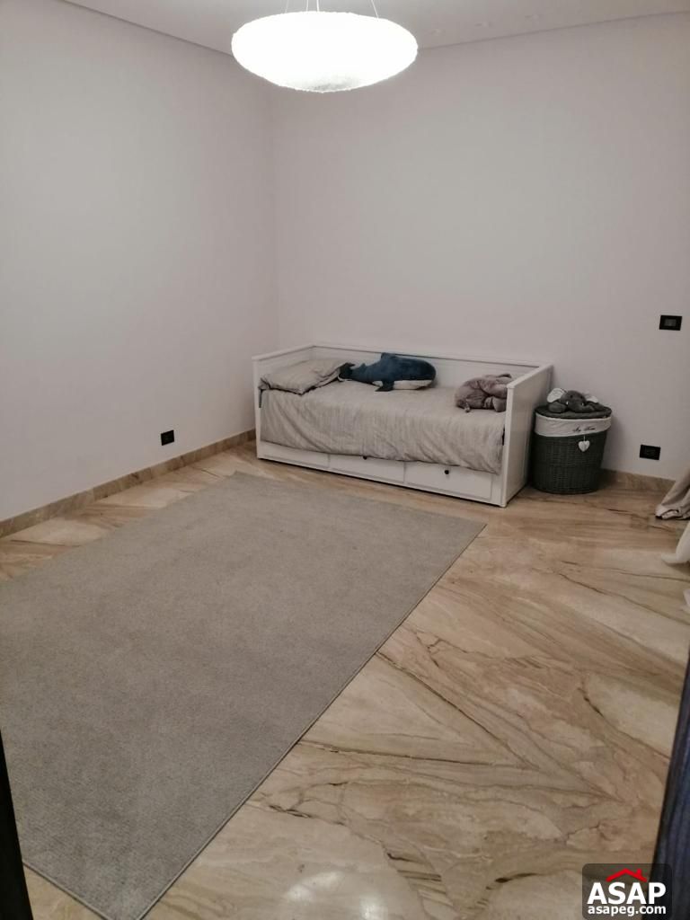 Apartment with Private Garden in the WaterWay for Rent Apartment with Private Garden in the WaterWay for Rent