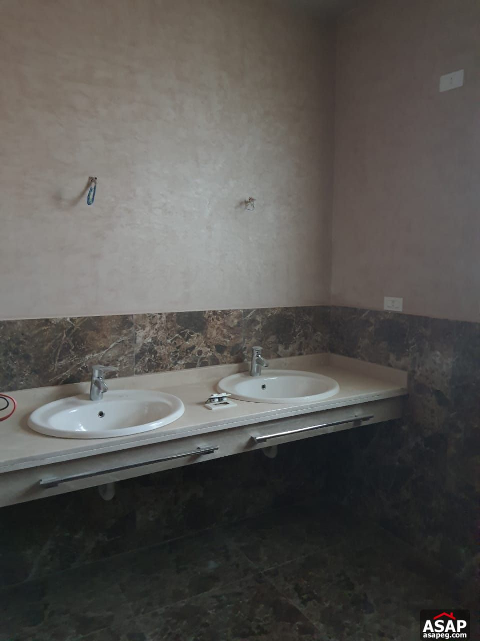 Stand Alone with Swimming Pool for Rent in Hyde Park Stand Alone with Swimming Pool for Rent in Hyde Park