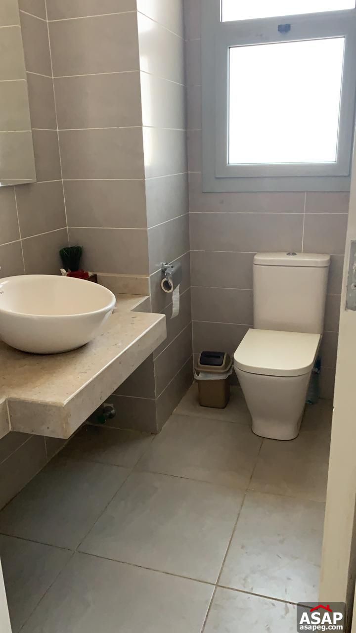 Studio with Garage for Rent in Village Gate