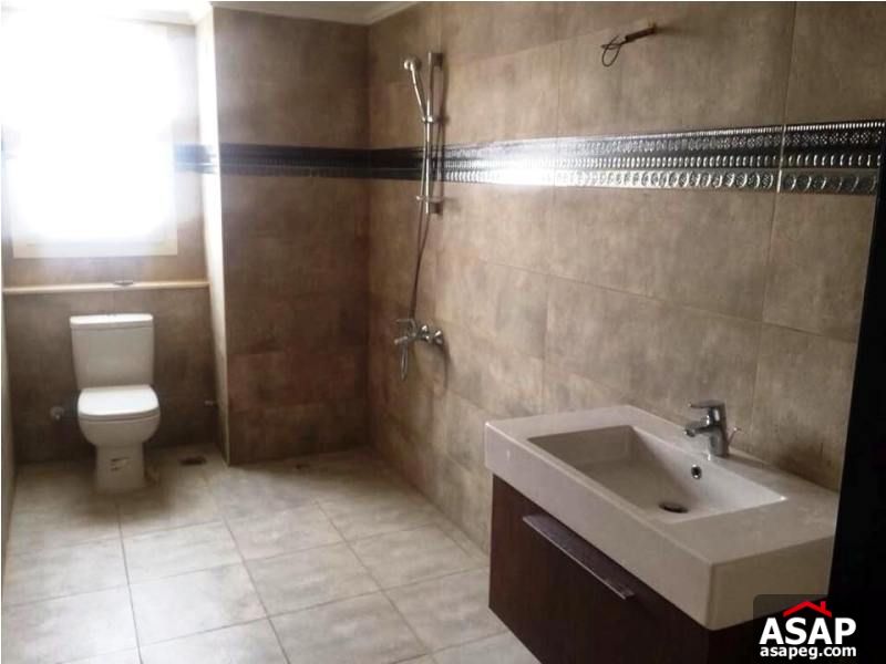 Villa with Private Garden in New Cairo for Rent