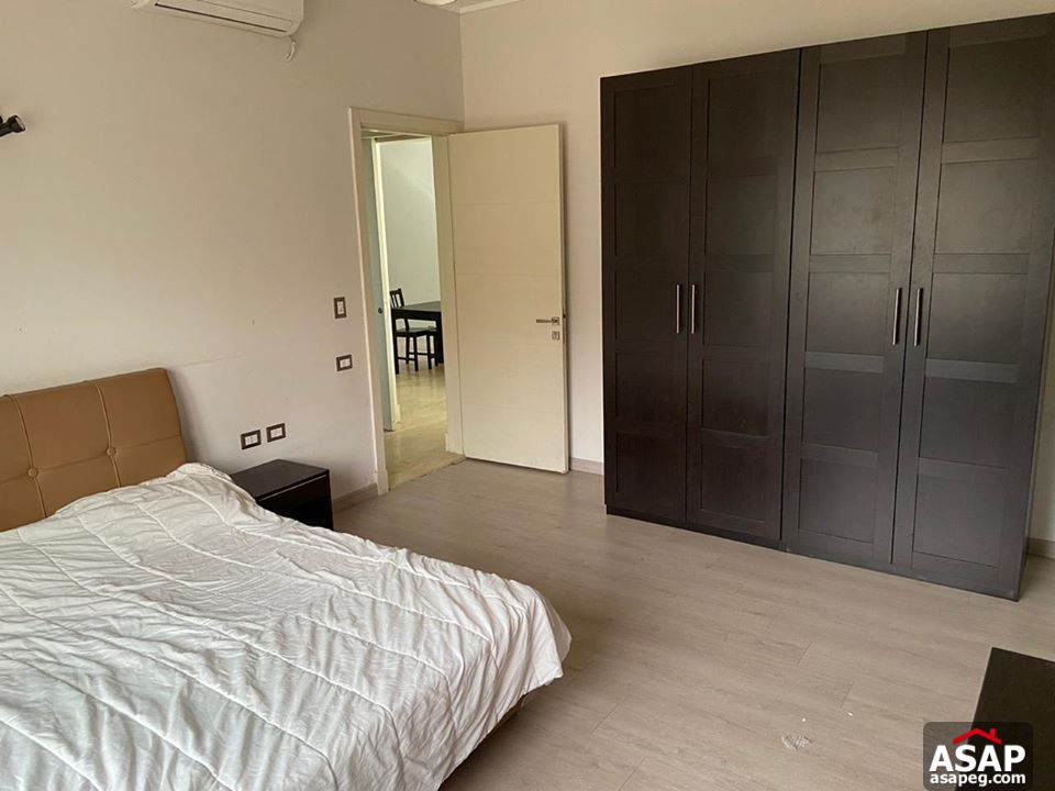 Studio with Private Garden in Village Gate