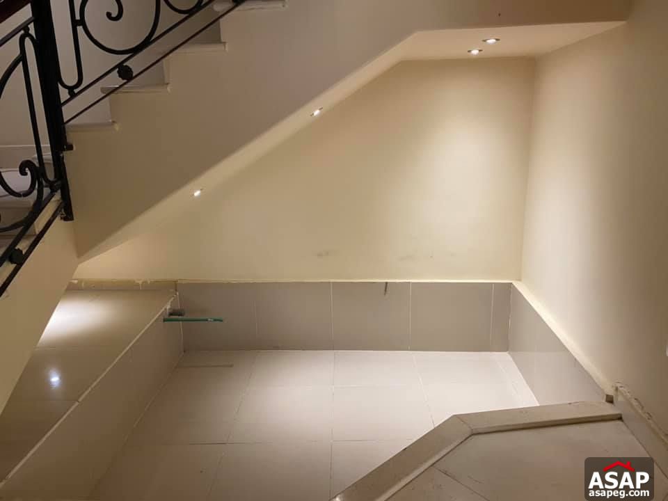 Stand Alone with Swimming Pool for Sale in Beverly Hills