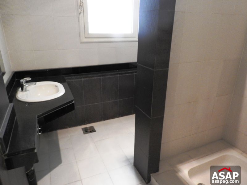 Villa with Swimming Pool in West Golf for Rent